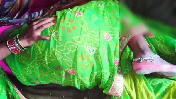 Desi Bhabhi in Green Saree Takes Brother's Big Black Cock in Her Pussy - Hot Village Sex - veryfreeporn.com - India on v0d.com