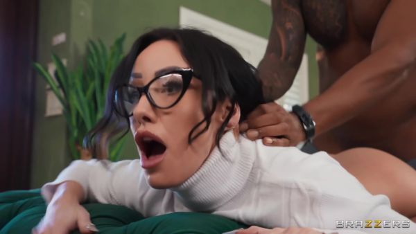 Jennifer Whites Sneaky Fuck With Electrician - upornia.com on v0d.com