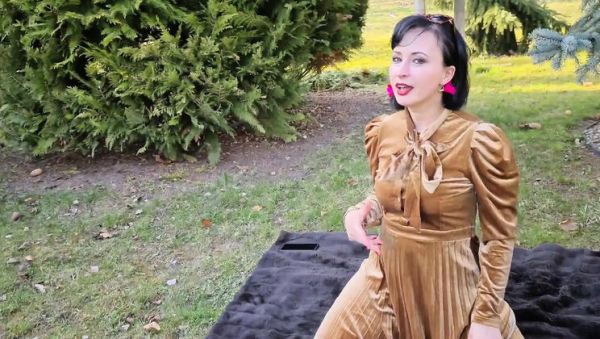 Amateur MILF Wanilianna Teases in Garden Outdoor Solo HD - porntry.com - Britain on v0d.com