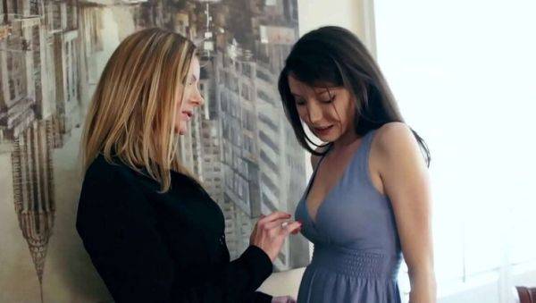 Mature Lesbians Rilee Marks and Amber Michaels in Hot Action - porntry.com on v0d.com
