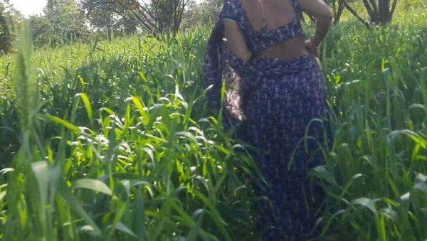 Village Desi Bhabhi Shows Off Her Tight Pussy in Outdoor Jungle Sex with Sukunmi - veryfreeporn.com - India on v0d.com