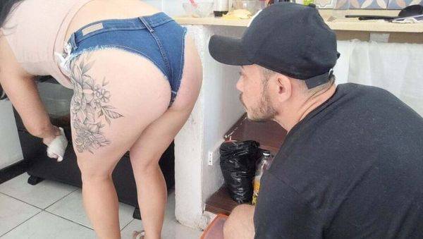 Married Brazilian Housewife Seduced by Plumber in Denim Shorts at Home - xxxfiles.com - Brazil on v0d.com
