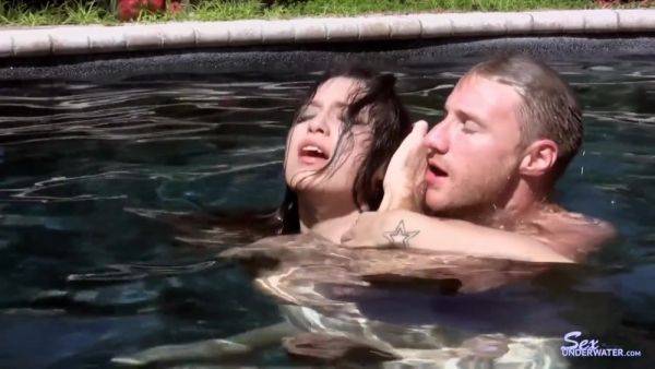Saucy Vixen Incredible Underwater Sex Video - videomanysex.com on v0d.com