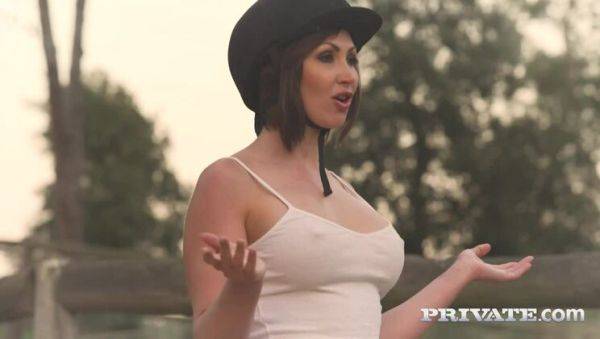 Horse Rider Yasmin Scott Rides a Hung Stallion - veryfreeporn.com on v0d.com