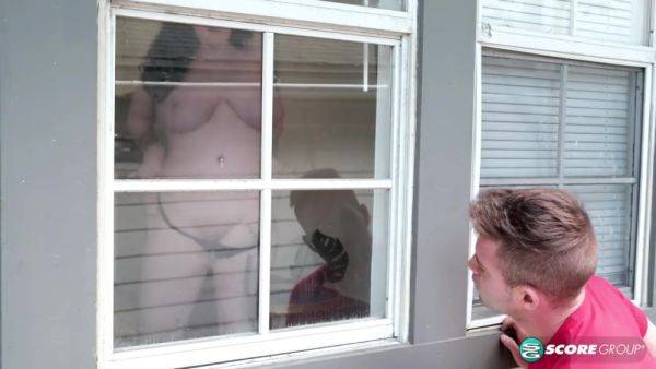 Peeping Tom Fucks Busty Nyx Monroe - videomanysex.com - Usa on v0d.com