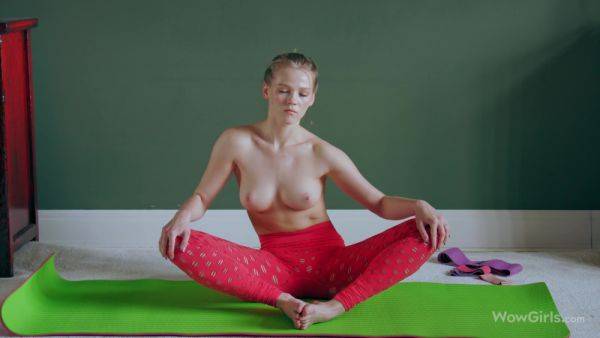 Beautiful Blonde Girl Doing Yoga And Masturbating - Diana Heaven - videohdzog.com on v0d.com