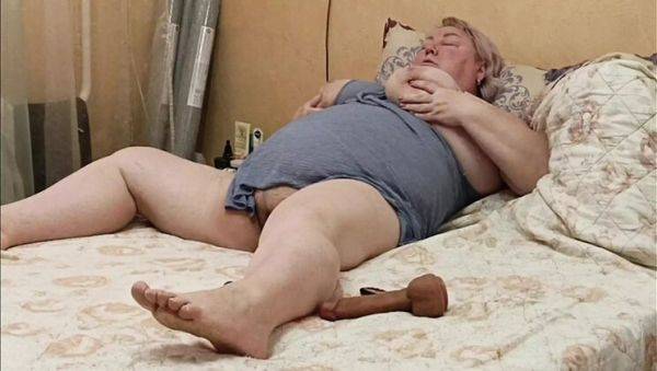 Big Tits Stepmom Zona901 Fingers Her Hairy Pussy with Vibrator - veryfreeporn.com - Russia on v0d.com