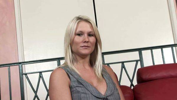 Hot Blonde Stepsister Juliana Jolene Shows Her Tight Pussy in 4K - veryfreeporn.com on v0d.com