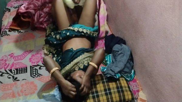 Hindi Sex In Desi Wife Ko Bade Ke Din Raat Mein Choda Bohat Maza Aaya - desi-porntube.com - India on v0d.com