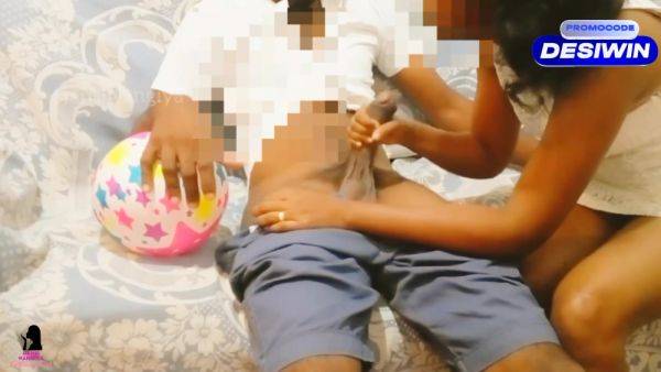 Hot Sis In යලවග නග එකක දප සලලම(කවරත දන න අයය) Sri Lankan Hot Step Sis - desi-porntube.com - India - Sri Lanka on v0d.com