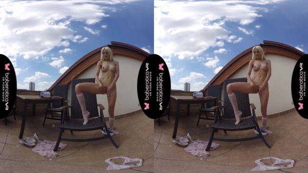 Solo Blonde Beauty Is Masturbating, In Vr With Virtual Reality And Lena Love - videohdzog.com on v0d.com