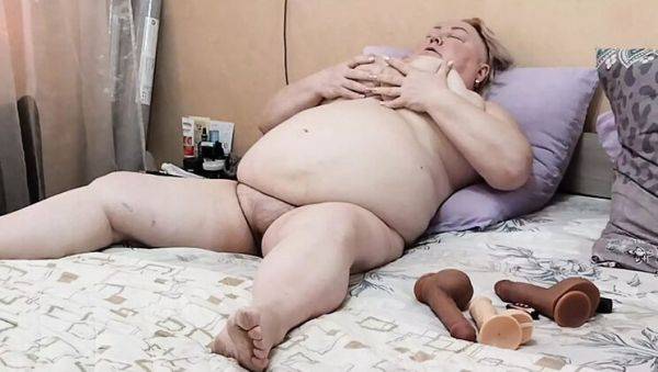 Stepson Watches Stepmom Play with Vibrator and Moan Loudly - veryfreeporn.com - Russia on v0d.com
