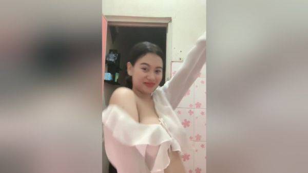 Beautiful Girls - The Queens Cleavage - desi-porntube.com - India on v0d.com