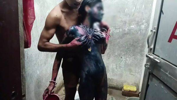 Desi Bhabhi Sarita Fucked Hard in Bathroom During Holi Festival - Devar Bhabhi Sex - veryfreeporn.com - India on v0d.com