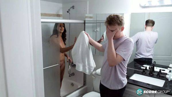 MILF Mallory Knight Gives Step-Son a Hot Blowjob & Hard Fuck in the Bathroom - veryfreeporn.com on v0d.com
