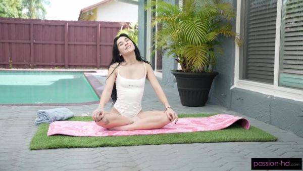 Delilah Dagger Gets Dicked Down During Downward Dog - videomanysex.com on v0d.com