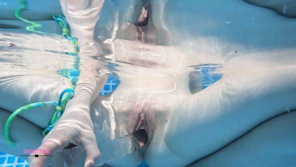 Petite American Babe Destination Kat Plays with Dildo Underwater - Creamy Pussy & Sex Toy Fun - veryfreeporn.com - Usa on v0d.com