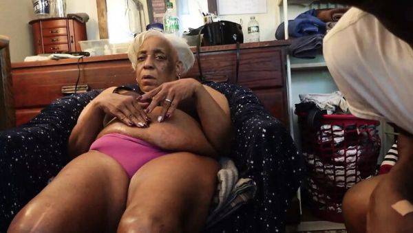 Hot Granny Rob Gives Amazing Blowjob to Big Black Cock - veryfreeporn.com on v0d.com