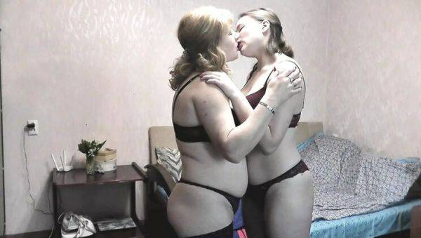 Blonde MILF seduces innocent teen girl with passionate lesbian kissing - veryfreeporn.com on v0d.com