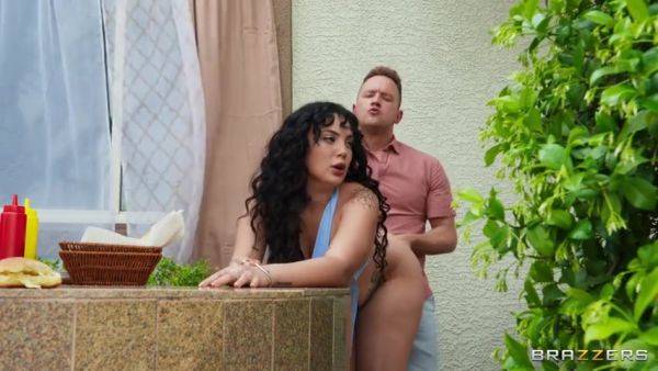 Nika Venom Sneaky Booty Bouncing Bbq - videomanysex.com on v0d.com