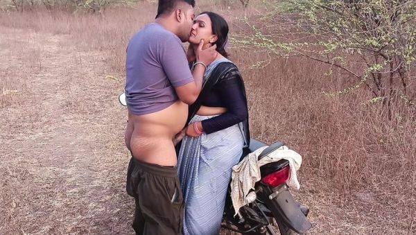 Hot Desi Kavita Bhabhi Fucked Hard Doggy Style in Jungle - Indian Aunty Outdoor Sex - veryfreeporn.com - India on v0d.com