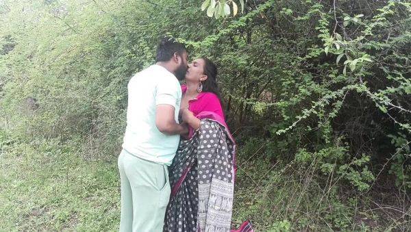Desi Indian Kavita gets doggy style fuck in jungle - cum on her ass in saree outdoor sex - veryfreeporn.com - India on v0d.com