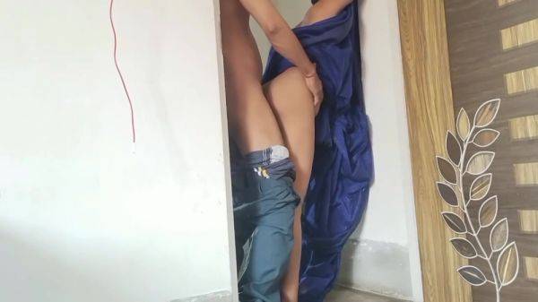 Hindi Sex - Bhabi Called Someone Home And Took Out The Water Of Her Chute - desi-porntube.com - India on v0d.com