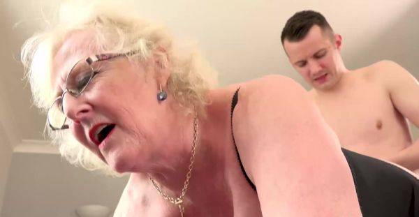 Claire Knight Gives More Than a Massage to Sam Bourne - alphaporno.com on v0d.com