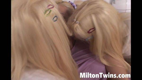 Milton Twins Threesome Lesbian Fingering - hotmovs.com on v0d.com
