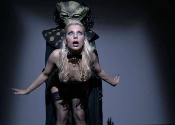 Ashley Fires, with her signature blonde locks and fearless kinks, takes on the iron challenge. - alphaporno.com on v0d.com