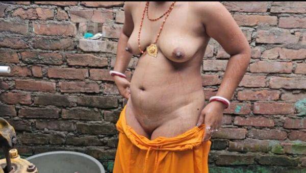 Amateur Indian Housewife Cheating in Morning Shower - Sneaky Bathroom Sex with Real Desi Couple - veryfreeporn.com - India on v0d.com
