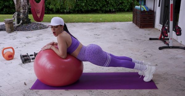 Fitness coach Gi Joey fucked Sandy Love in yoga pants. - alphaporno.com on v0d.com