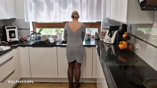 Hot Stepmom Fucked in Kitchen Doggy Style - Homemade Creampie & Squirting - veryfreeporn.com on v0d.com