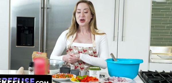 Stepson Fucks His Beautiful Stepmother During A Digital Interview For A Cooking Show - FreeUse - inxxx.com on v0d.com