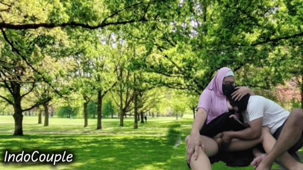Pasutri Indo In Rekaman Seks Lagi Asik Nyepong Kontol Pasangan Berhijab Di Taman Umum - desi-porntube.com - India on v0d.com
