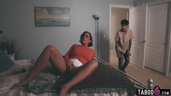 Middle Eastern Stepmom Milf Caught Pussy Squirting By Her Stepson With Kell Fire - videohdzog.com on v0d.com