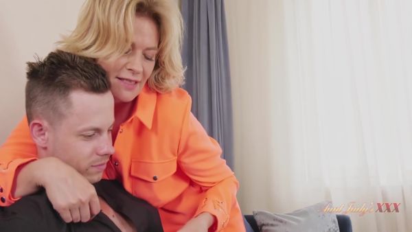 Sexy Mature Milf Diana Gets A Facial From Her Stepnephew - Gerald Vi And Diana Douglas - upornia.com on v0d.com