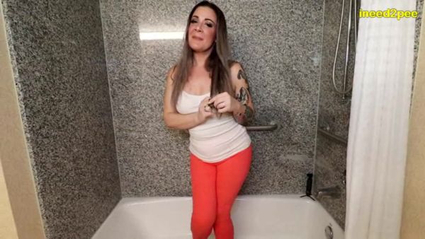 INEED2PEE Whitney Morgan candid pissing orange pants in tub - Ineed2pee Ineedamommy - hclips.com on v0d.com