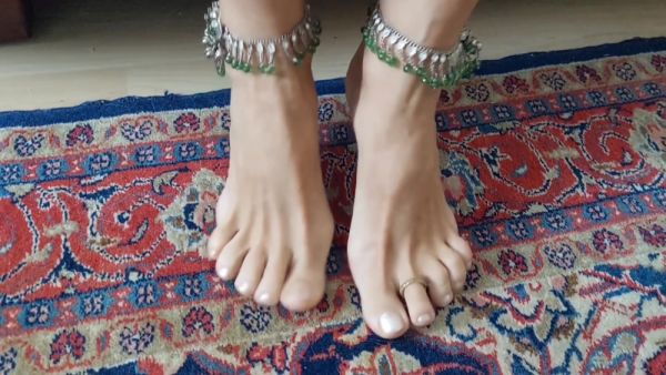 Beautiful Mature Body Posing and Feet Worship - hclips.com on v0d.com