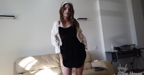 Kapri's t*** titties bounce as she fingers her wet snatch on the couch - alphaporno.com on v0d.com