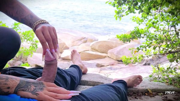 Beach Handjob Surprise Cumshot - Amateur Couple Outdoor Sex - porntry.com on v0d.com