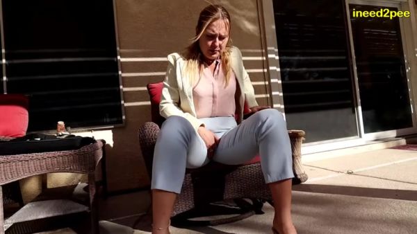 INEED2PEE IPOD Vika pissing office outfit in embarrassment omorashi - Ineed2pee Ineedamommy - hclips.com on v0d.com