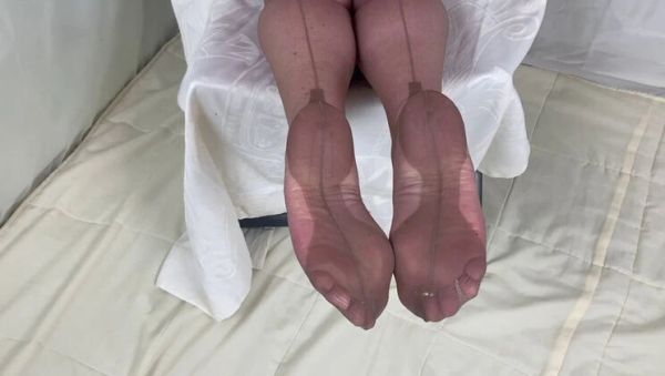 Mature British MILF Teases Pussy in Classic 1960s Stockings - Amateur Foot Fetish Homemade HD - veryfreeporn.com - Britain on v0d.com