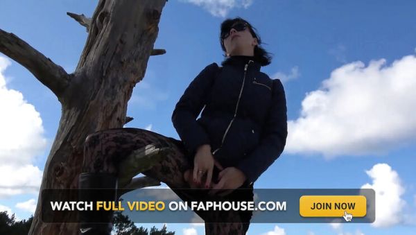 Amateur MILF Wanilianna Pissing in Stockings Outdoor Fetish Game on Dune - veryfreeporn.com - Britain on v0d.com