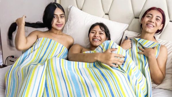 Homemade Threesome with Amateur Latina Teens and Big White Cock - Hardcore POV Doggystyle - veryfreeporn.com on v0d.com