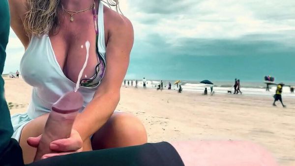 Big Booty MILF Jane R Gives Outdoor Handjob & Cumshot Close-Up POV - veryfreeporn.com on v0d.com