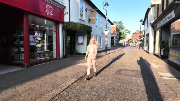 British Wife Becky Chase Goes Nude in Public at Night - Outdoor 4K Porn - veryfreeporn.com - Britain on v0d.com