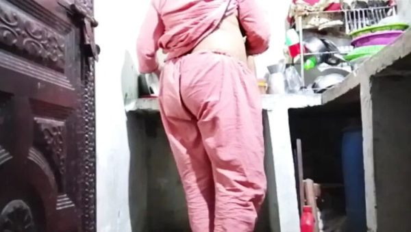 Desi Pakistani Abida Parveen Sucks Boyfriend's Big Dick Close Up - Hot Indian MILF Fingering & Ass Licking - veryfreeporn.com - Britain - India - Pakistan on v0d.com