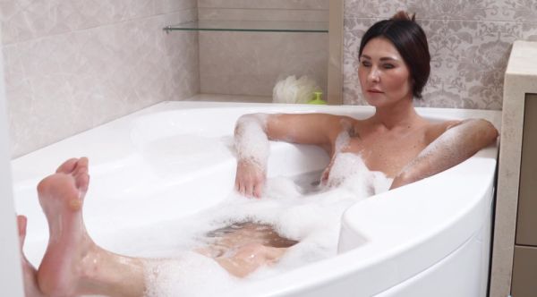 Brunette Eva Black's steamy solo session in the bath - alphaporno.com on v0d.com