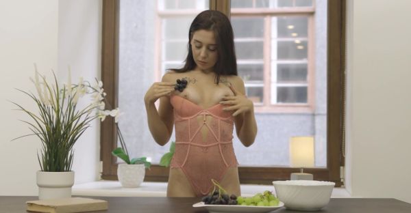 Brunette babe Usha teases her t*** titties with long nails - alphaporno.com on v0d.com